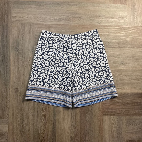 J.McLaughlin Pants - NWT J.McLaughlin Trixie Geo Cheetah Animal Print Shorts Womens 0 Navy Blue White